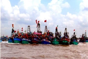 Chìm tàu ở lễ hội nghinh Ông, hàng chục người gặp nạn