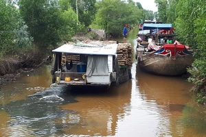 Nông dân ngăn ghe chở gỗ vì làm đục nước sông