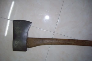 Mượn búa rồi bất ngờ chém chết chủ nhà