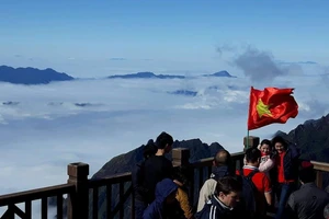 Ngỡ ngàng Fansipan hừng nắng giữa ngày rét buốt