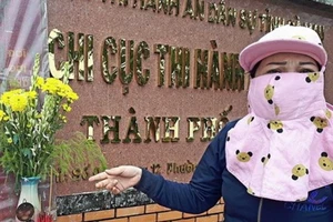 Lập bàn thờ trước cơ quan thi hành án để gây áp lực