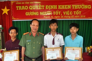 Thưởng nóng 3 HS ở Sóc Trăng trả lại 40 triệu nhặt được