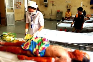 Cháy tàu xăng dầu ở Bạc Liêu, 2 người bỏng nặng