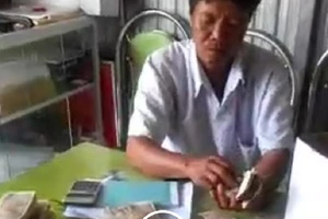 Công an làm việc với người nộp thuế bằng tiền lẻ