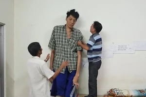 Người cao 2,5 m đã giảm bệnh, gượng đứng