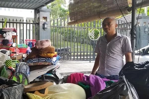 Công an đi giữ trật tự cho nhóm người đuổi dân khỏi nhà