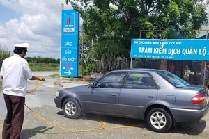 Khử trùng ô tô vào Cà Mau phòng dịch tả heo châu Phi