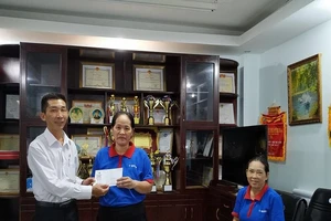 Công nhân vệ sinh Cà Mau trả lại 38 triệu đồng nhặt được