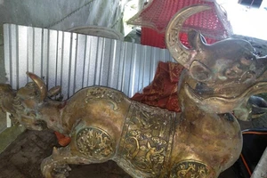 Nhặt được tượng 'kỳ lân' 2 đầu kỳ lạ ở cửa biển mũi Cà Mau