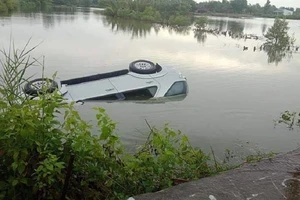 Ô tô lật ngửa dưới vuông tôm, tài xế tử vong