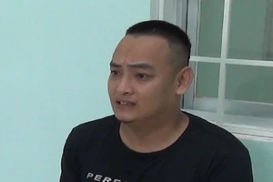 Lùi ô tô lấy đà tông thẳng vào người xin tiền