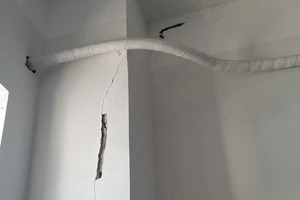 Bệnh viện 370 tỉ đồng mới 3 năm đã nứt nhiều nơi