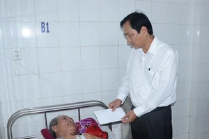 Lãnh đạo tỉnh Cà Mau thăm các nạn nhân vụ cháy tiệm vải