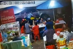 Khởi tố xã đội trưởng đập vỡ kính xe biển số 80 ở Cà Mau