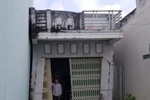 Nhà lớn nghiêng khiến nhà nhỏ sắp sập, sáu người lâm nguy 