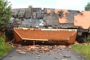 Cà Mau: Sập một cổng chào chắn hết con đường