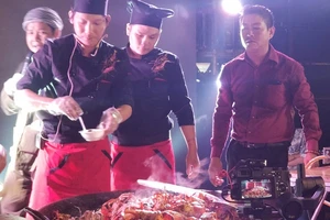 Chảo cua rang me khổng lồ trong đêm biểu diễn ẩm thực Cà Mau