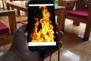 Điện thoại nổ nát bàn tay vì vừa sạc vừa sử dụng