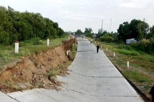 Đường phòng hộ đê biển tây Cà Mau sụp sâu 2 m, dài 120 m