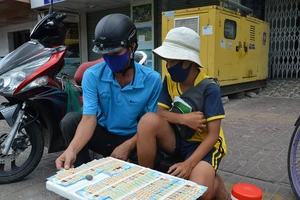 Cà Mau hỗ trợ 900.000 đồng/người bán vé số 