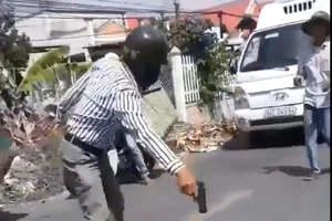 Ông thợ hồ dùng súng nhựa cự cãi sau va quẹt 