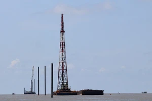 Dời 4 trụ điện gió ở Cà Mau để bảo đảm an toàn cho ngư dân