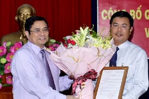 Trưởng ban Tổ chức Trung ương Phạm Minh Chính trao quyết định của Bộ Chính trị cho ông Nguyễn Tiến Hải. Ảnh: Zing.vn