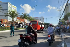 Tài xế xe buýt rời khỏi hiện trường sau khi gây tai nạn