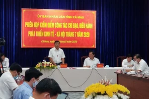 Chủ tịch tỉnh Cà Mau chỉ đạo giữ khoảng cách 1 m khi giao tiếp