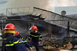 Dập tắt đám cháy lớn ở 1 chợ tại Cà Mau