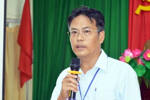 Phó chi cục trưởng Chi cục thủy sản Cà Mau tiếp nhận tin báo về việc ngư dân bị thu tiền ngư trường. Ảnh: CTV