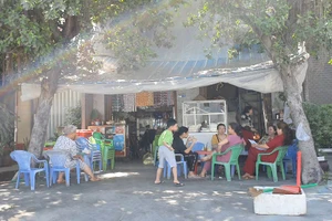 Quán ăn uống ở Cà Mau không được quá 4 người ngồi 1 bàn