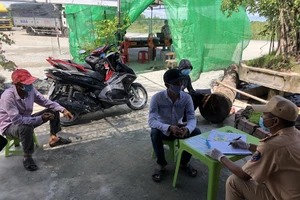 Một người trốn trong thùng xe chở mít nhằm né chốt kiểm dịch