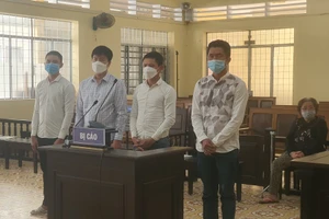 Vụ chém người trong đêm: Nghi vấn băng nhóm tìm 3 người đi bộ để chém