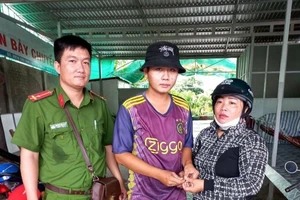 Chủ tịch Cà Mau tặng bằng khen đột xuất cho người trả lại 1 lượng vàng nhặt được