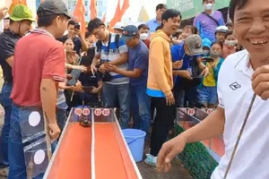 Thi đua cua tốc độ và biểu diễn trói cua ở Cà Mau