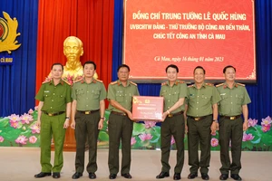 Thứ trưởng Bộ Công an Lê Quốc Hùng thăm, chúc Tết tại Cà Mau