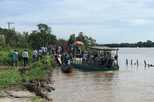 Cà Mau: Con đường ô tô 110m 'biến mất' trong đêm 