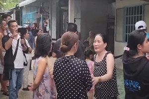 Khởi tố, bắt tạm giam người buộc thiếu nữ ăn cá, thằn lằn sống