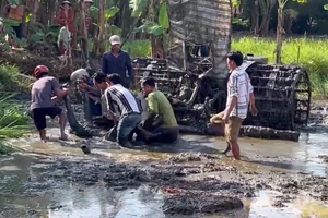 Cà Mau: Máy cày bị lật đè chết người lái