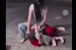 Xác minh clip nhiều người đứng nhìn 2 cô gái đánh nhau trên đường phố ở Cà Mau