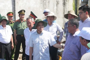 Phó Thủ tướng Trần Lưu Quang kiểm tra sạt lở ở Cà Mau và Bạc Liêu