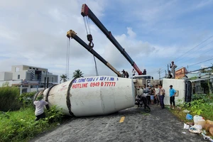 Xe trộn bê tông lật, quốc lộ 63 qua Cà Mau tắc nghẽn hơn 9 tiếng