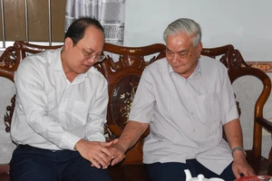 Bí thư Tỉnh ủy Cà Mau thăm các nguyên lãnh đạo Sở Y tế tỉnh qua các thời kỳ