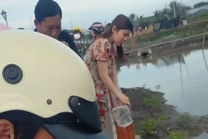 Kiểm tra vụ xe tông đổ lan can khu tượng đài chuyến tàu tập kết ra Bắc tại Cà Mau