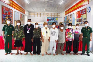 Tàu cá cứu 8 người nước ngoài đang trôi dạt trên vùng biển Cà Mau