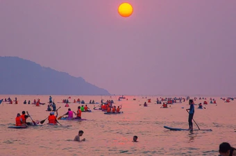 Chen nhau chèo SUP đón bình minh tuyệt đẹp trên biển Đà Nẵng