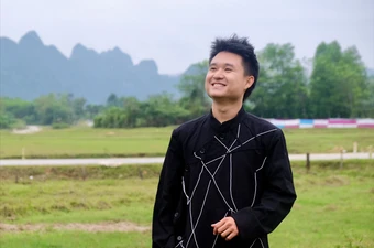Nhạc sĩ 9X ôm guitar vượt dốc 1.700 m, viết nhạc trên đỉnh Voi Mẹp