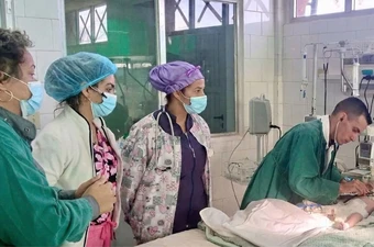 Bác sĩ Cuba giữa khủng hoảng năng lượng: Gõ cửa từng nhà để giành lại sự sống