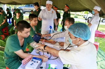 Sư đoàn 9 tiêm vắc xin phòng bệnh cho chiến sĩ mới